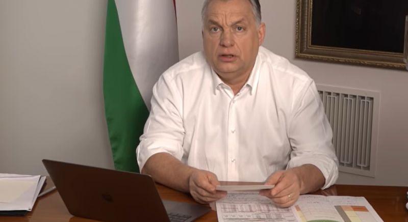 Orbán Viktor azzal kérkedik, hogy két vállra fektetett a megölt disznót