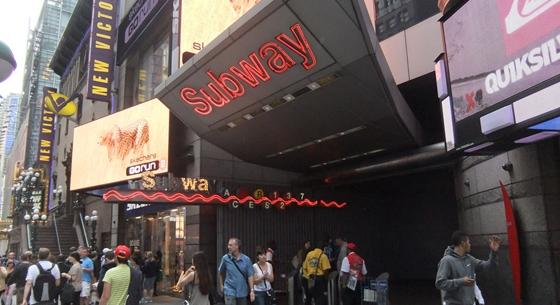 Metró alá löktek egy nőt a New York-i Times Square állomáson