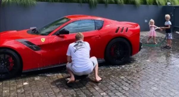 Eladja exkluzív Ferrariját Kimi Raikkönen