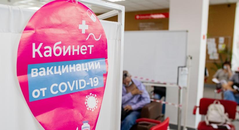 Fél éve először csökkent 700 alá a halálozások napi száma Oroszországban