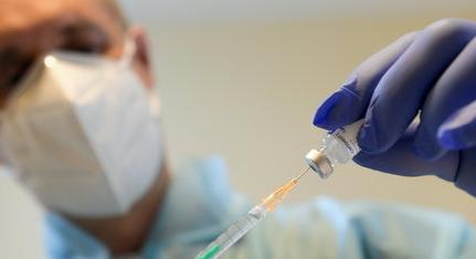 Egy 102 éves férfi is megkapta a koronavírus elleni negyedik védőoltást a pécsi klinikán