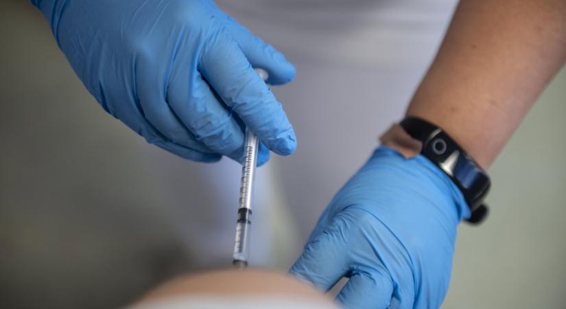 Koronavírus - Egy 102 éves férfi is megkapta a negyedik védőoltást Pécsen