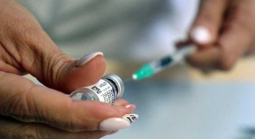 Magyarországon egy 102 éves férfi is megkapta a koronavírus elleni negyedik védőoltást