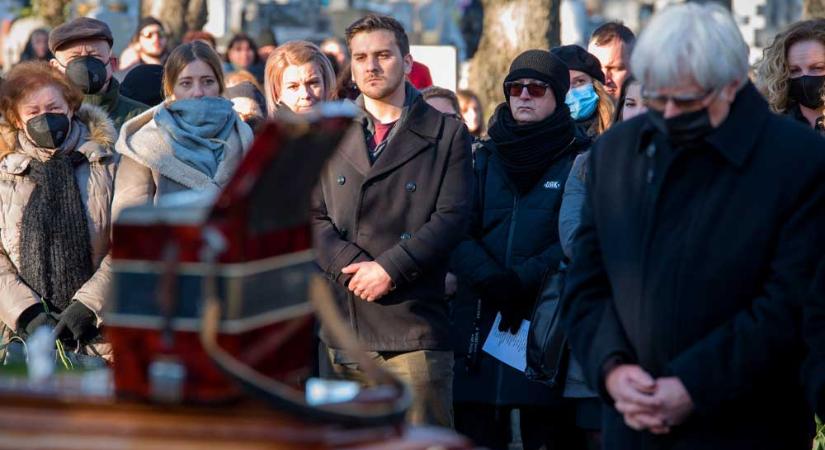 Drámai pillanatok Babicsek Bernát temetésén – Pokorny Lia képtelen volt végignézni a sírba helyezést