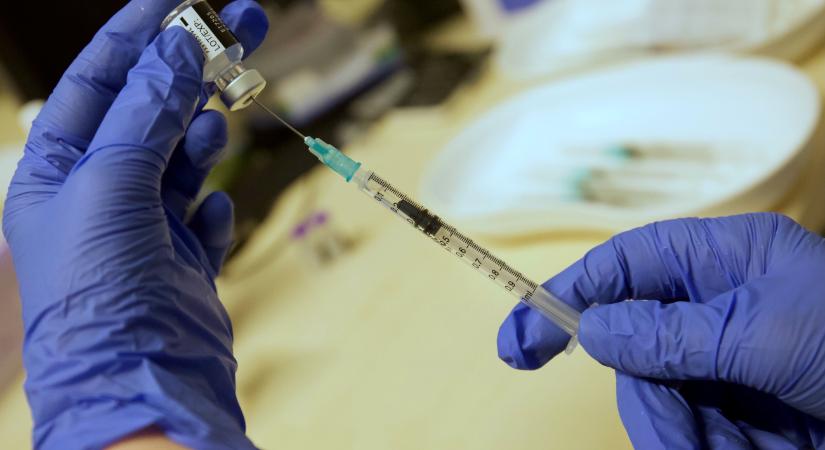 A világ egyik legidősebb négyszer oltott embere Pécsett kapta meg a Covid-elleni vakcinát
