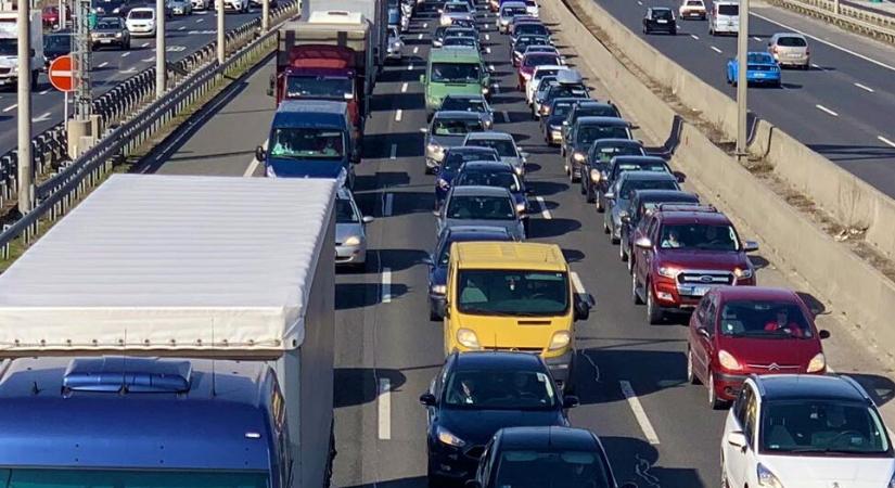 Öt autó ütközött Szigetszentmiklósnál, óriási torlódásokkal indul a hét az autópályák bevezető szakaszain