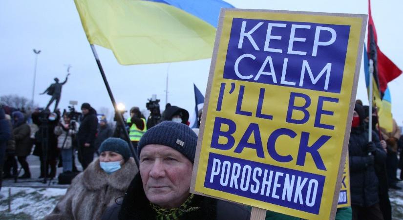 Petro Porosenko volt ukrán elnök hazatért, hétfőn dönt a bíróság az őrizetbe vételéről