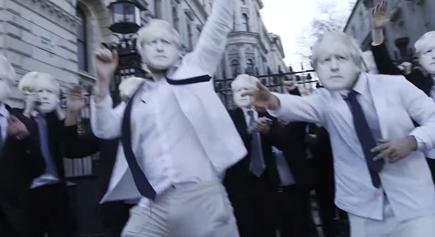 Százan buliztak Boris Johnsonnak öltözve a Downing Streeten, hogy a rajtakapott miniszterelnököt cikizzék