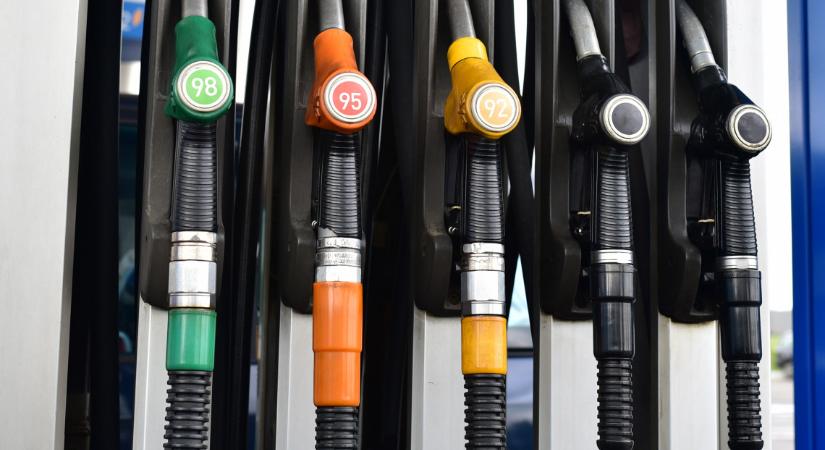Nem sokáig tartható a hatósági ár: akár 700 forintra is felmehet a benzin literára