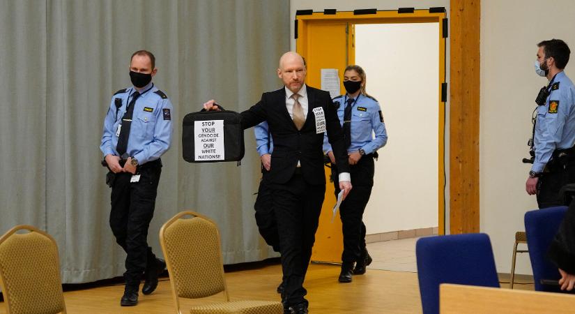 Náci karlendítéssel lépett a bíróság elé a norvég tömeggyilkos