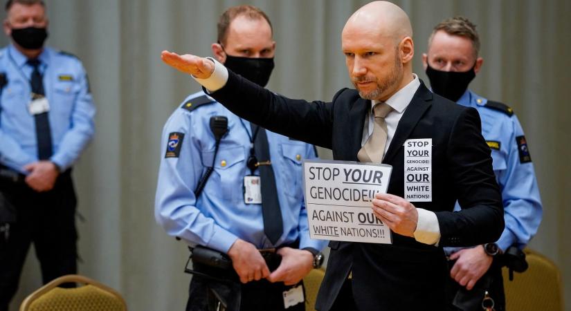 Breivik, a norvég tömeggyilkos náci karlendítéssel érkezett meg a bíróság elé