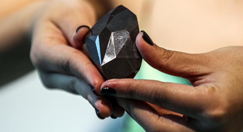 Dubaj: Árverésen egy 555 karátos fekete gyémánt