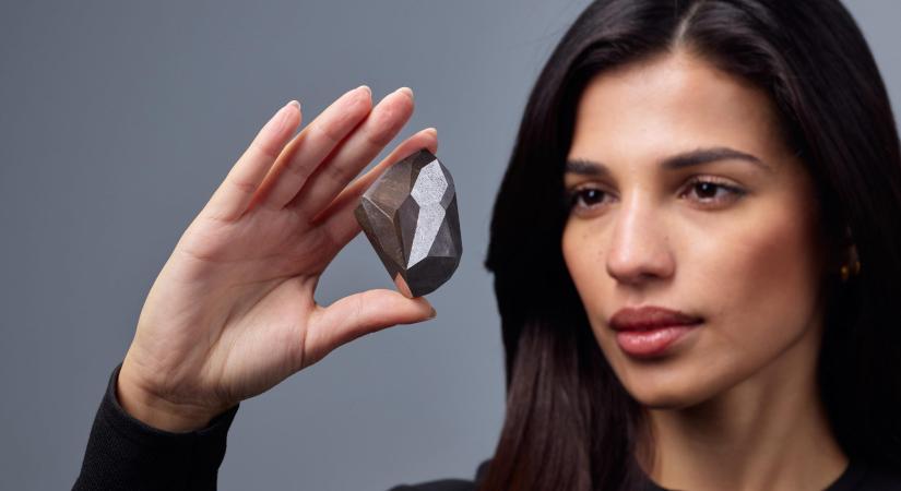 Világűrből származó 555 karátos fekete gyémántot bocsátottak aukcióra