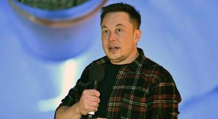 Elon Musk védelmébe vette a Tesla önvezető rendszerét
