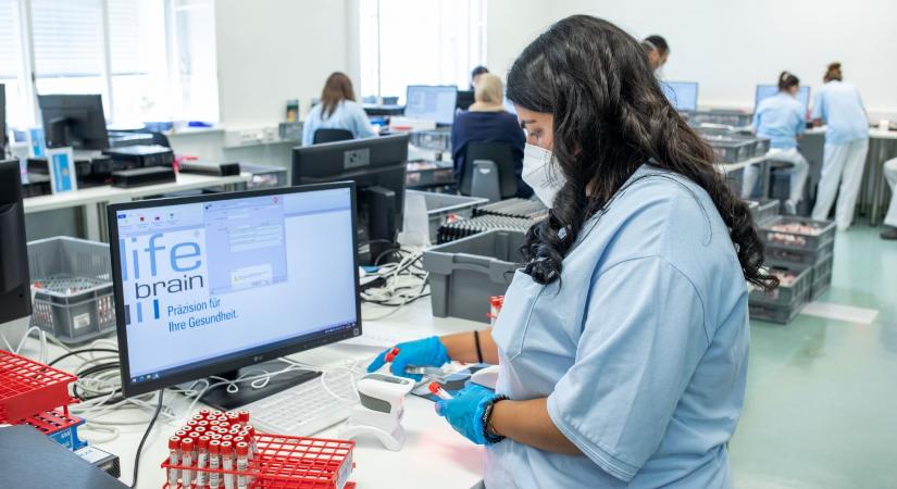 Napi nyolcszázezer PCR-tesztet tudnak kiértékelni Bécsben