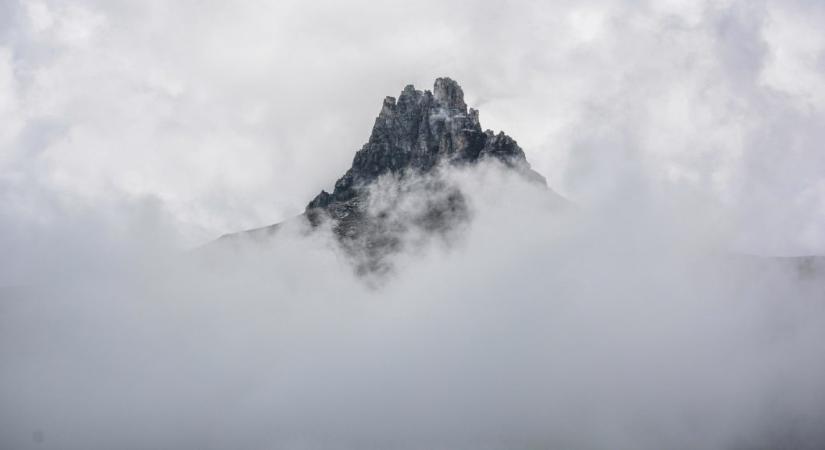 Ködbe zárt hegycsúcs