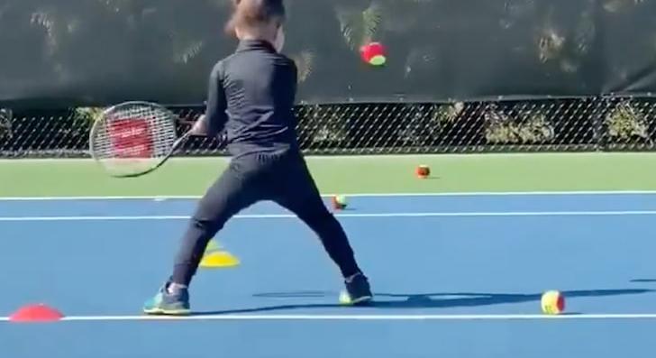 A teniszsztár Serena Williams tündéri kislánya az anyja tehetségét örökölte - videó