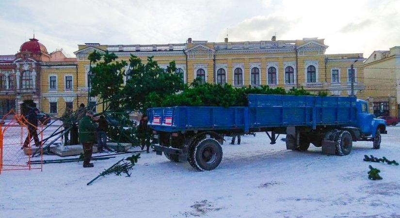 Erős szél döntötte le Kropivnickij központi karácsonyfáját