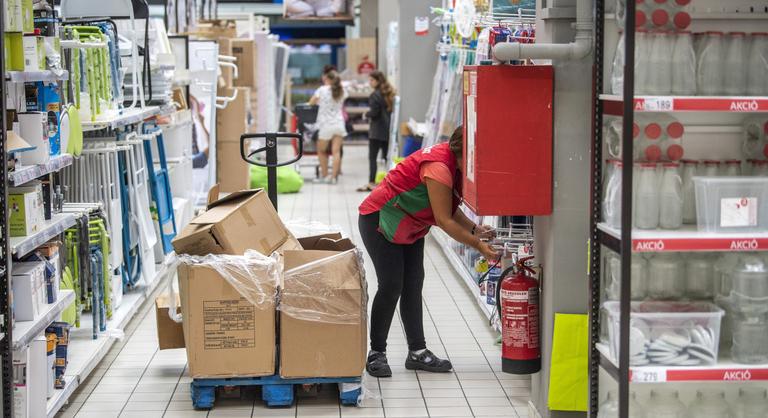 Az Auchannál is jelentősen emelik a béreket