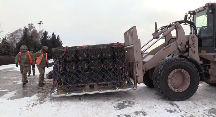 Megérkeztek Ukrajnába a könnyű páncéltörő fegyverek Nagy-Britanniából