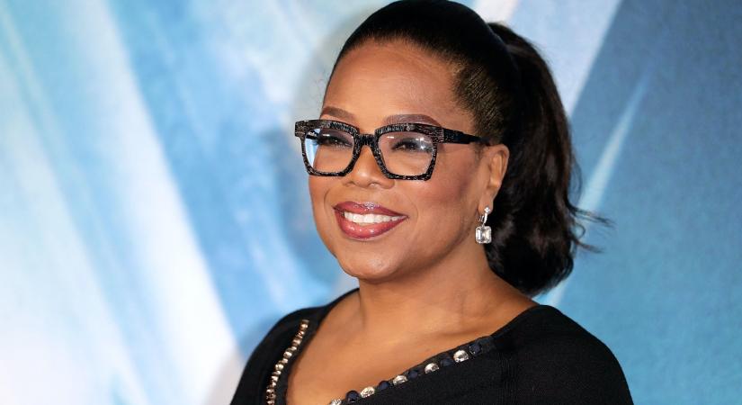 A 67 éves Oprah Winfrey irtó sikkesen hangsúlyozza nőies alakját: mesterien variálja a karcsúsító fazonokat