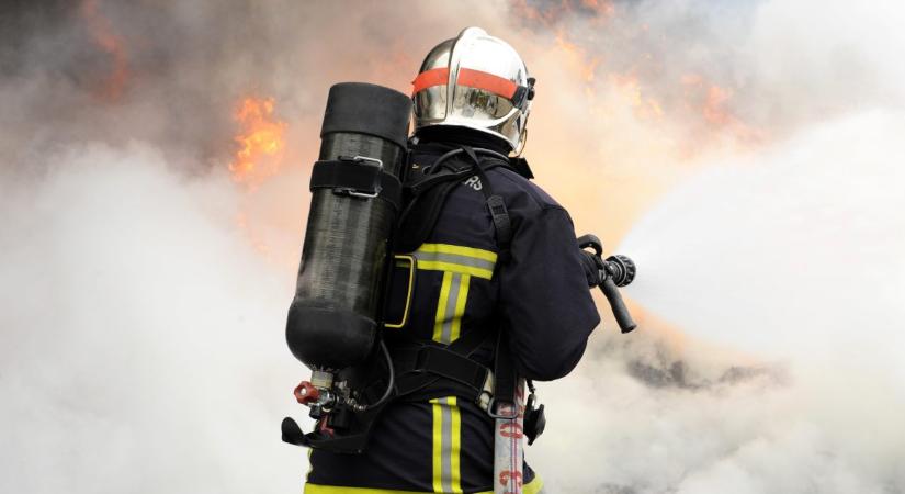 Kigyulladt egy fafeldolgozó Türjén: rengeteg tűzoltót vezényeltek a helyszínre