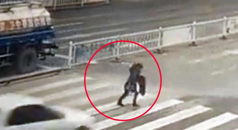 Megijedt a gyalogos a locsolóautótól a zebrán, iszonyatos vége lett, hogy visszafordult - videó