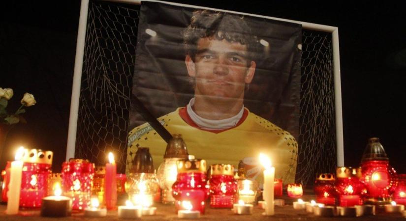 Így néz ki most a tragikusan fiatalon meghalt magyar focikapus sírhelye - fotó