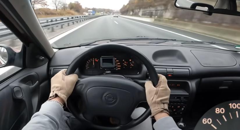 Kimentek a 26 éves Opel Astrával az autópályára, a sofőr se hitte el, mennyivel tudott menni - videó