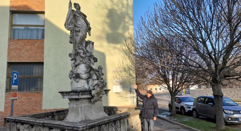 Kell-e fólia a szobrokra télre? - Nincsenek elhanyagolva a pápai köztéri szobrok