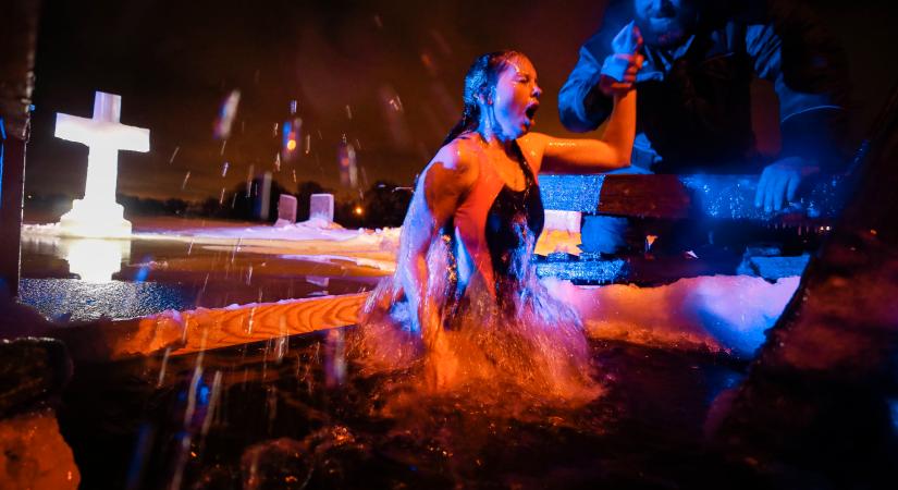 Jeges vízbe merülnek az elszánt hívők az ortodox Vízkereszt ünnepén