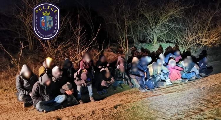 Két tucat határsértőt tartóztattak fel Csátaljánál