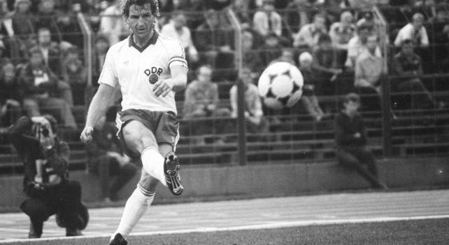 Gyász: Elhunyt a keletnémet legendás labdarúgója
