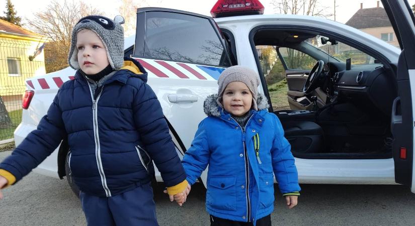 Napi cuki: rendőrök lepték meg a szülinapos kisfiút Sopronban