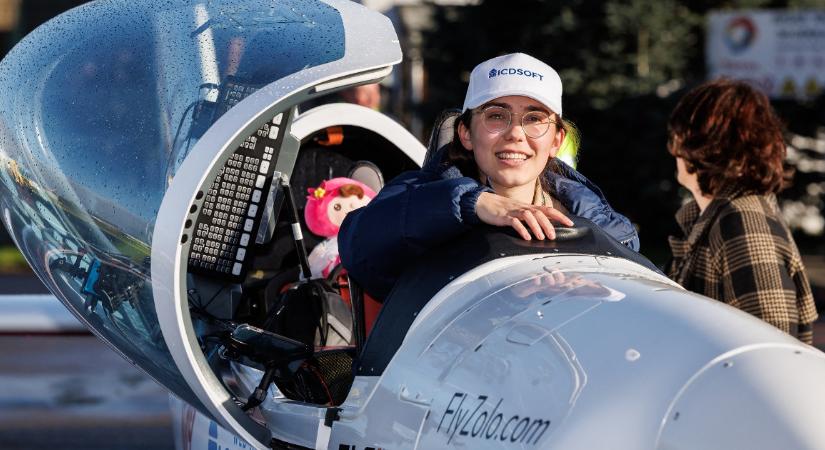 Sikerült a rekord a 19 éves Zara Rutherfordnak, ő lett a legfiatalabb nő, aki egyedül körberepülte a Földet