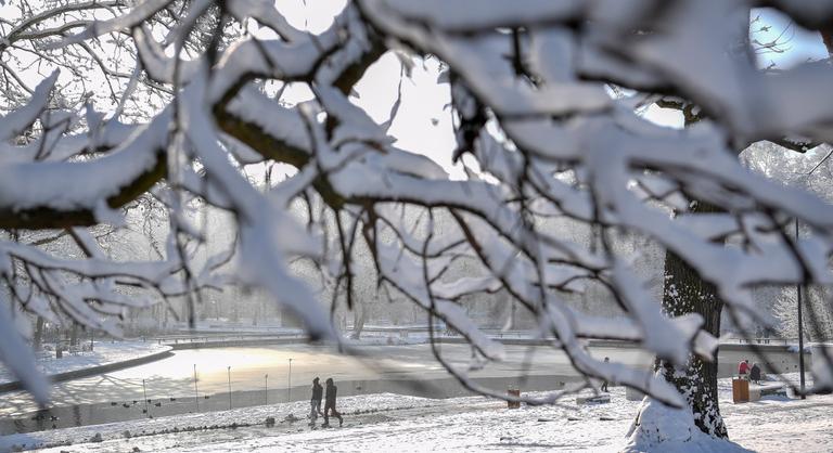 Brutális erővel szakadt le a hó, visszatért a kőkemény tél Magyarországra