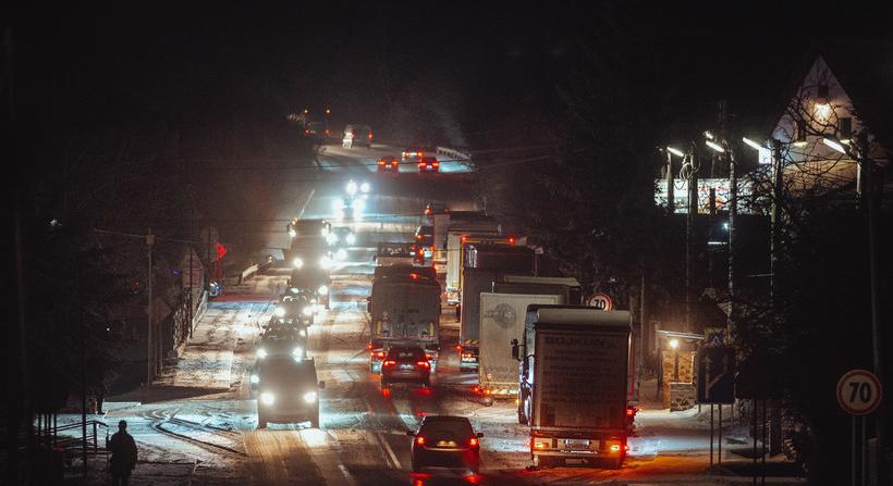 A hirtelen havazás miatt több helyen, köztük a Dargói-hágón is lezárták az utat a teherforgalom előtt