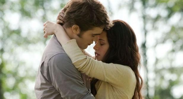 Az Alkonyat rendezője szerint Robert Pattinson elképesztően beleélte magát az első csókjelenetbe