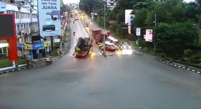 Piros lámpánál várakozókat tarolt le egy kamion, többen meghaltak - videó