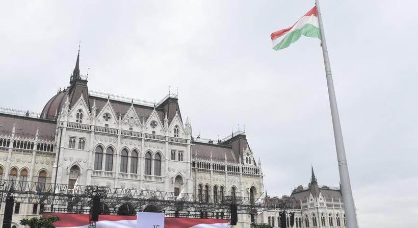 A magyar ellenzék leadta az aláírásokat a népszavazási kezdeményezéshez
