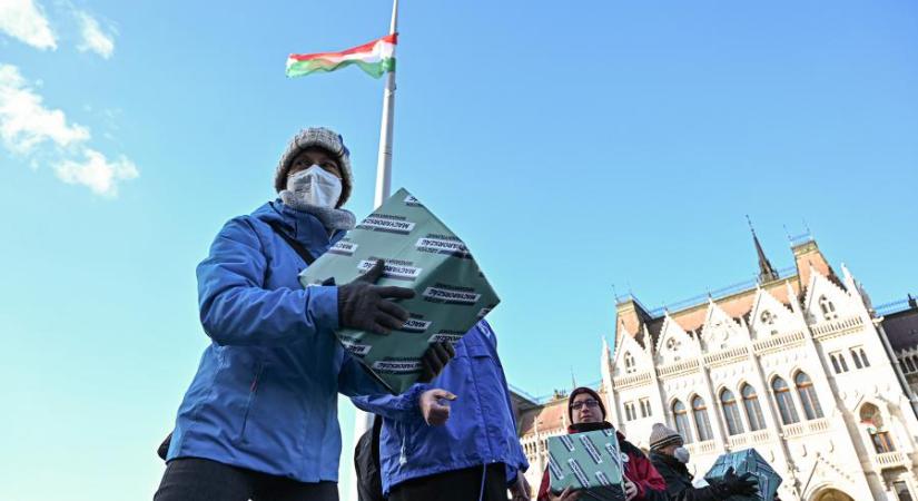 Az ellenzék leadta az aláírásokat, Márki-Zay Péter szerint az igazi népszavazás április 3-án lesz