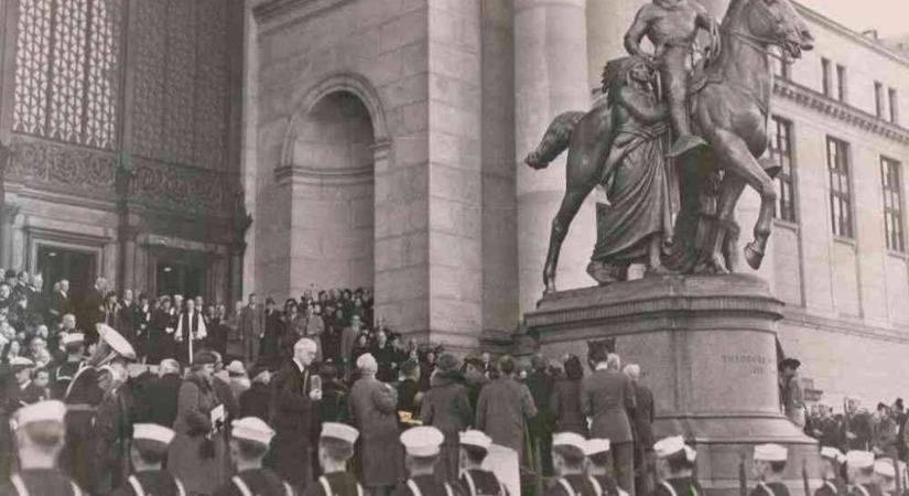 Roosevelt lovas szobrát is eltávolítják