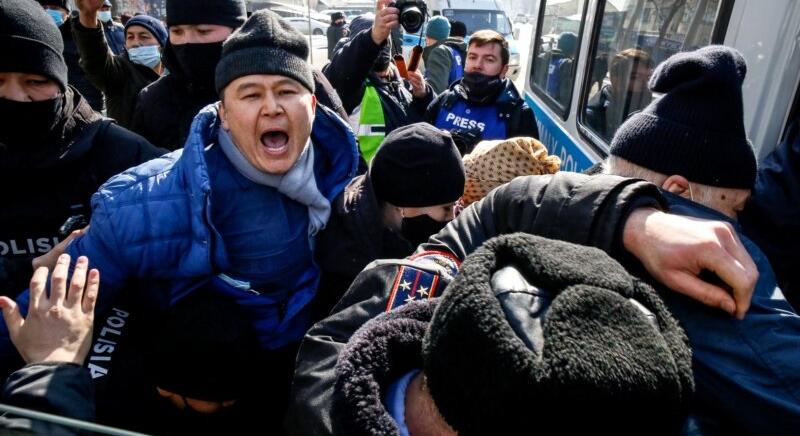 A kazah elnök a gazdagok és szegények közötti szakadékot okolja a véres tüntetésekért