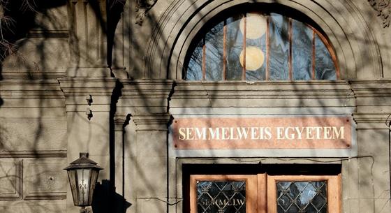 Január végéig be kell mutatniuk a harmadik oltásról szóló igazolást a Semmelweis hallgatóinak