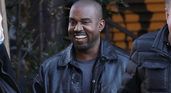 Úristen! Kanye Westet mosolygáson kapták