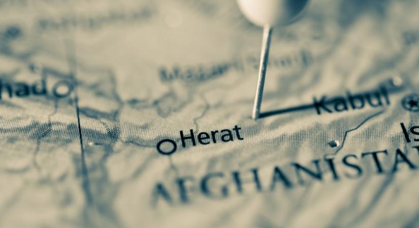 Minibuszba rejtett pokolgép robbant az afganisztáni Herátban