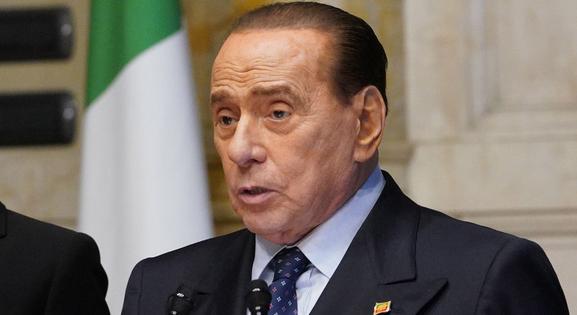 Silvio Berlusconi mégsem jelöli magát az olasz államfői székbe