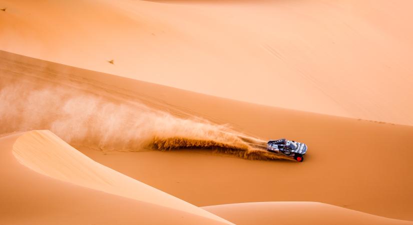 Elektromos kocsikkal tudta le a világhíres sivatagi túrát az Audi