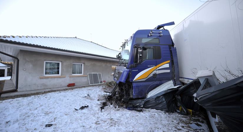 Harmadszor landolt kamion a család kertjében a Bács-Kiskun megyei Bodogláron