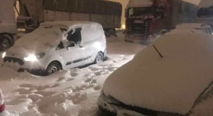 Nagyjából 7000 ember rekedt a török autópályákon a hó miatt